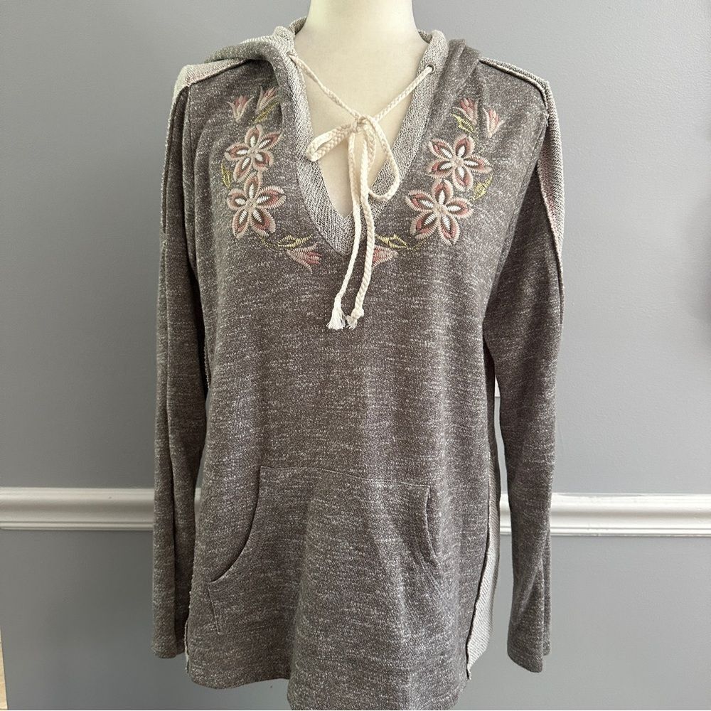 Believe greyish hoodie with light pink flowers and pockets in the front size L